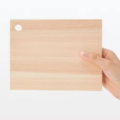 Ustensiles^Muji Planche à découper en bois de hinoki avec trou de suspension ‐ Petite